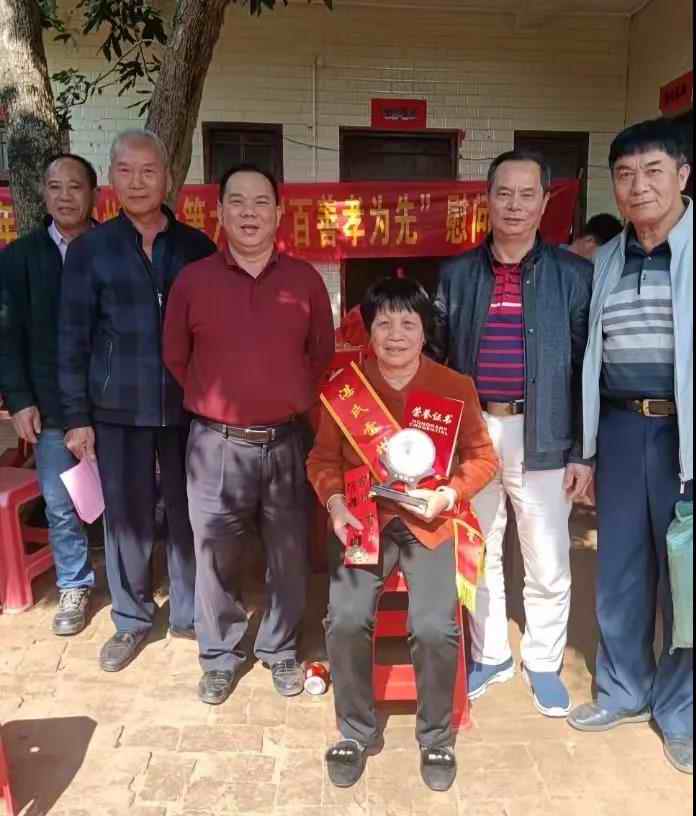 湛氏雷州分会尊老、敬老、助学活动,邓良荣演唱雷歌,作词:陈珠,策划:湛泽 湛氏雷州分会尊老、敬老、助学活动,邓良荣演唱雷歌,作词:陈珠,策划:湛泽