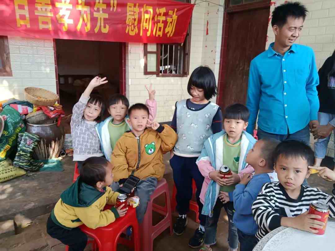 湛氏雷州分会尊老、敬老、助学活动,邓良荣演唱雷歌,作词:陈珠,策划:湛泽 湛氏雷州分会尊老、敬老、助学活动,邓良荣演唱雷歌,作词:陈珠,策划:湛泽