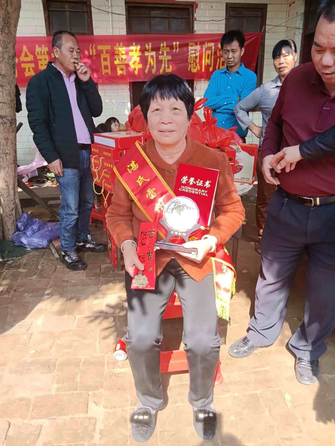 湛氏雷州分会尊老、敬老、助学活动,邓良荣演唱雷歌,作词:陈珠,策划:湛泽 湛氏雷州分会尊老、敬老、助学活动,邓良荣演唱雷歌,作词:陈珠,策划:湛泽