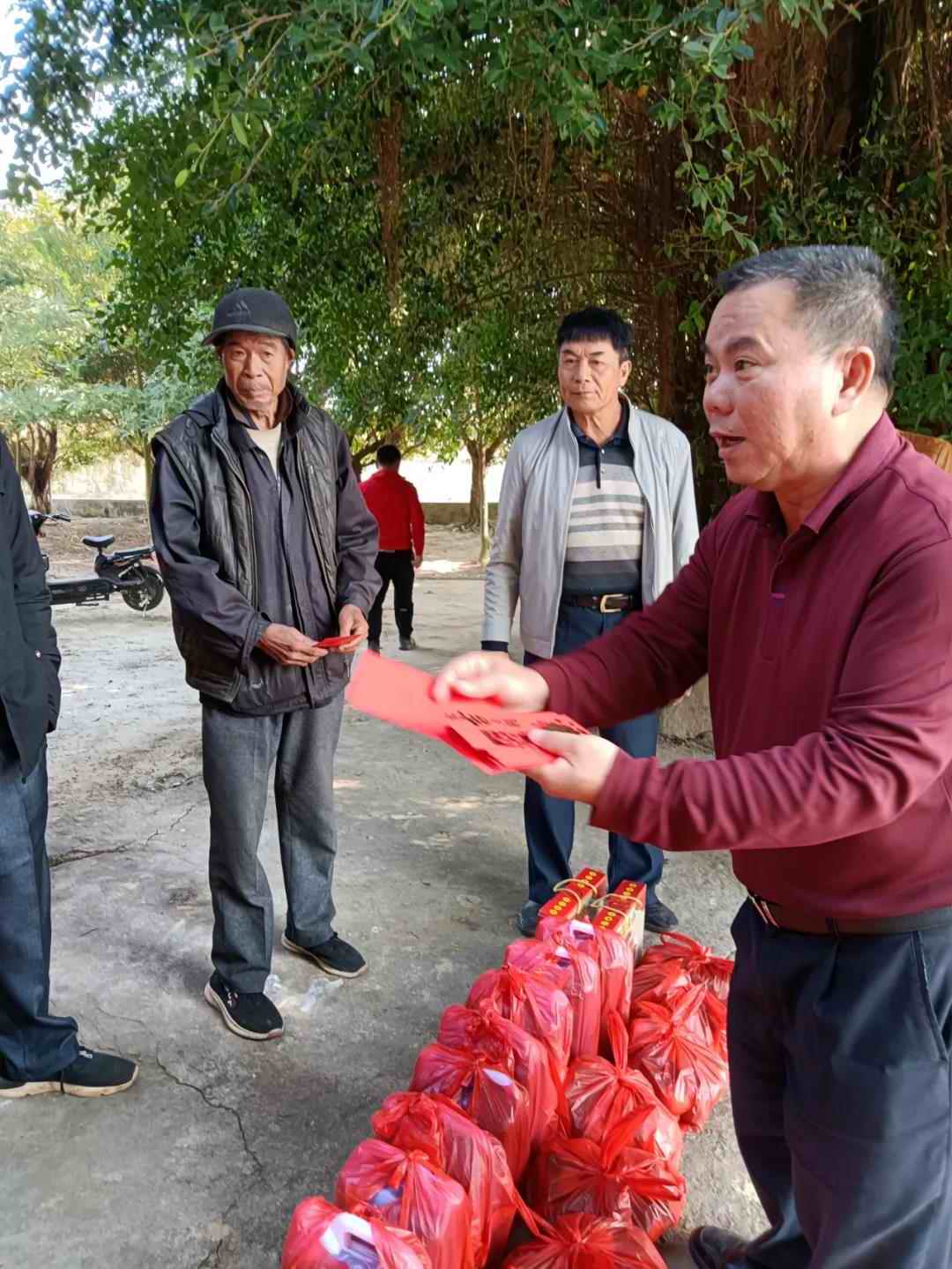 湛氏雷州分会尊老、敬老、助学活动,邓良荣演唱雷歌,作词:陈珠,策划:湛泽 湛氏雷州分会尊老、敬老、助学活动,邓良荣演唱雷歌,作词:陈珠,策划:湛泽